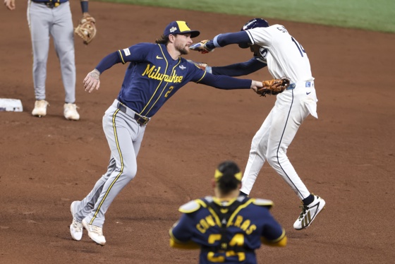 Brice Turang (i), de los Cerveceros, pone out a Chandler Simpson, de los Rays, en el cuarto juego de la Serie Mundial en el Tropicana Field in St. Petersburg, Florida. EFE/EPA/GARY BOGDON