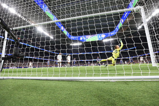 El guardameta belga del Leipzig, Maarten Vandevoordt, intenta detener el balón en la jugada que ha significado el cuarto gol del Real Madrid durante el partido de la Liga de Campeones que Real Madrid y RB Leipzig han disputado en el Santiago Bernabéu. EFE/Kiko Huesca