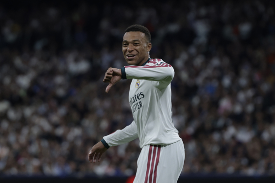 El delantero francés del Real Madrid, Kylian Mbappé, celebra el segundo gol del equipo durante el encuentro de Liga de Campeones que disputaron Real Madrid y RB Leipzig en el Santiago Bernabéu, en Madrid. EFE / Juanjo Martín.