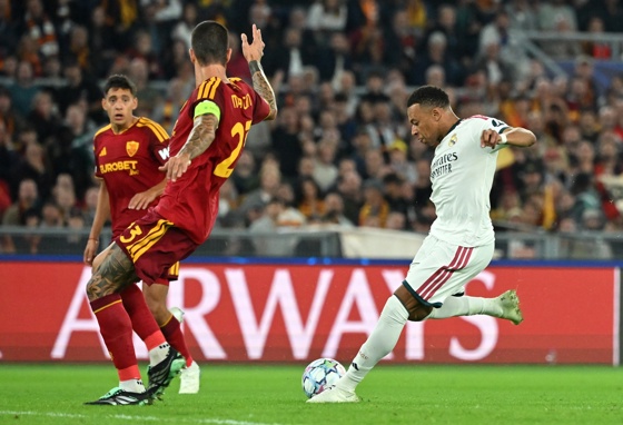 El delantero del Real Madrid Kylian Mbappe durante el partido de la fase liga de la UEFA Champions League que han jugado AS Roma y Real Madrid en el Olímpico de Roma,Italia. EFE/EPA/ETTORE FERRARI