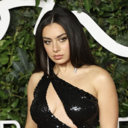 Charli xcx en “What Happens at Night” de Scorsese