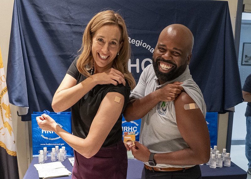 La gobernadora Mikie Sherrill y el comisionado de Salud, el Dr. Raynard Washington, se unieron ayer a los residentes de la Clínica de Vacunas para Niños (VFC, por sus siglas en inglés) de la Comisión Regional de Salud de Hudson en la Biblioteca Pública de Bayonne para recibir sus vacunas contra la Influenza para el año 2026–2027.