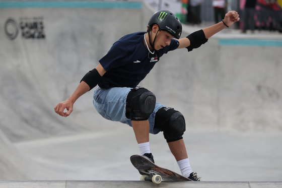 El español Egoitz Bijueska compite en la prueba de Skateboarding Street Masculino durante los Juegos Mundiales de Patinaje 2026, en Luque (Paraguay). EFE/ Juan Pablo Pino