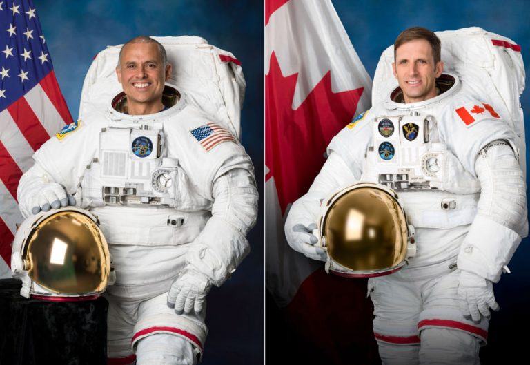 Dos astronautas concluyen una caminata espacial tras instalar un panel solar en la EEI Dos astronautas concluyen una caminata espacial tras instalar un panel solar en la EEI