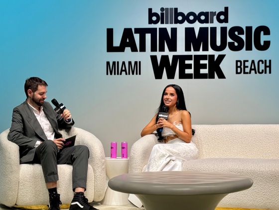 La cantante mexicoestadounidense Becky G (d) habla junto al codirector de contenido de Billboard, Jason Lipshutz, durante el tercer día de la Semana Billboard de la Música Latina este miércoles, en el Teatro del Faena Forum en Miami Beach, Florida (Estados Unidos). EFE/Pedro Pablo Cortés