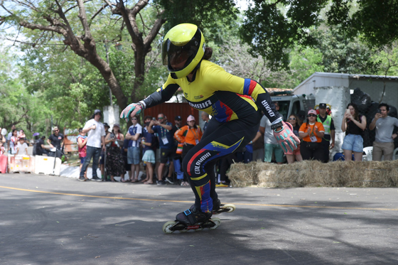 Alef Torres, de Colombia, compite en la prueba downhill en línea femenino durante los Juegos Mundiales de Patinaje 2026 en Asunción. EFE/ Juan Pablo Pino