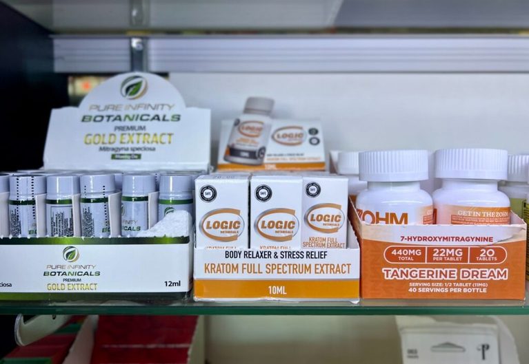 Extractos líquidos de kratom y cápsulas que contienen 7-OH se exhiben para la venta en una tienda de artículos para fumadores en Buffalo, Nueva York. El creciente mercado está impulsando a los legisladores estatales a reconsiderar la regulación de esta sustancia. (Foto de Amanda Watford/Stateline)