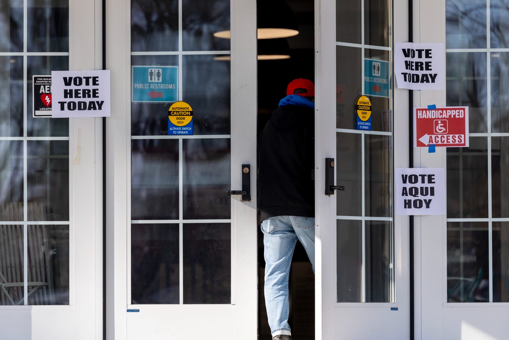 Una amplia mayoría confía en que los resultados electorales de Nueva Jersey serán precisos, pero un porcentaje aún mayor quiere que se exija identificación para votar, según una nueva encuesta de Rutgers. (Foto de Anne-Marie Caruso/New Jersey Monitor)