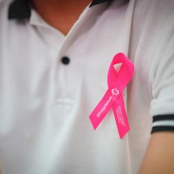 ¿Hombres con cáncer de seno?
