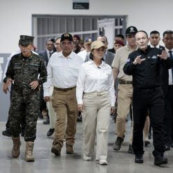 Keiko visita cárcel “Cecot” de El Salvador.