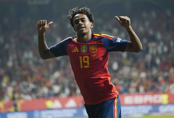 El delantero de la selección española, Lamine Yamal, tras conseguir el primer gol del combinado español durante el encuentro correspondiente a la Liga de Naciones frente a la República Checa. EFE / Paco Paredes.