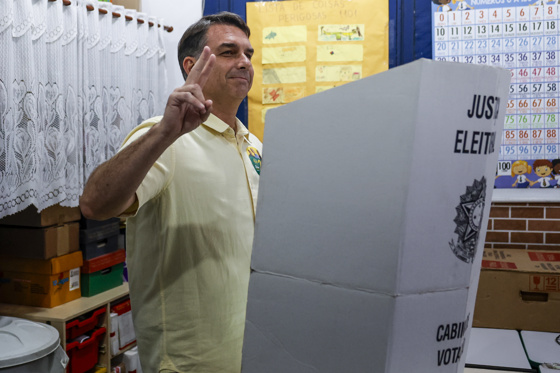 El candidato a la presidencia de Brasil, Flavio Bolsonaro, vota en una escuela de la zona norte de Río de Janeiro, Brasil, durante la primera vuelta de las elecciones. EFE/ Antonio Lacerda