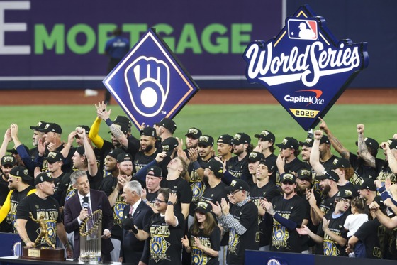 Los Milwaukee Brewers celebran la victoria tras el quinto partido de la Serie Mundial de las Grandes Ligas de Béisbol (MLB). EFE/EPA/GARY BOGDON