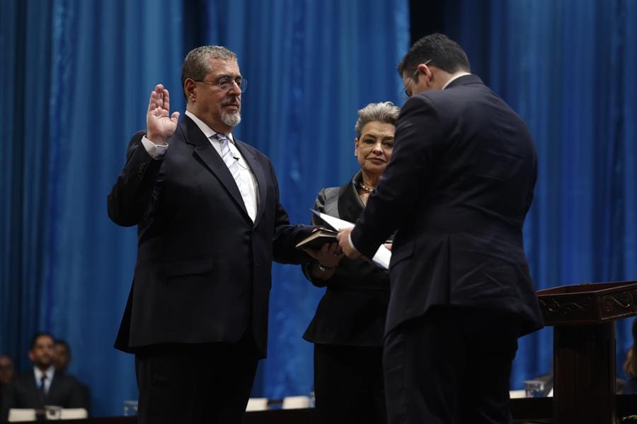 El nuevo presidente de Guatemala, Bernardo Arévalo de León, realiza su juramento de manos del presidente del Congreso, Samuel Pérez, durante la ceremonia de investidura en el Centro Cultural Miguel Ángel Asturias, en Ciudad de Guatemala (Guatemala). EFE/ David Toro