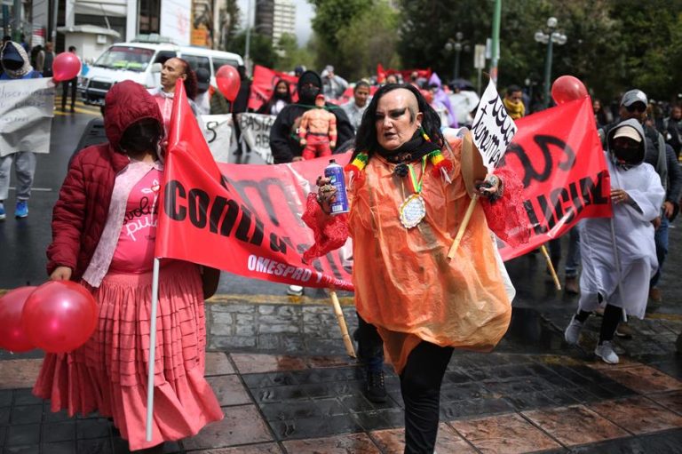 Grupo de trabajadoras sexuales marchan en contra de la extorsión