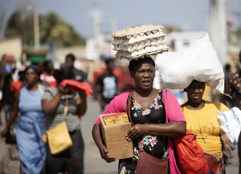 Haitians shopping in Dajabón, DR