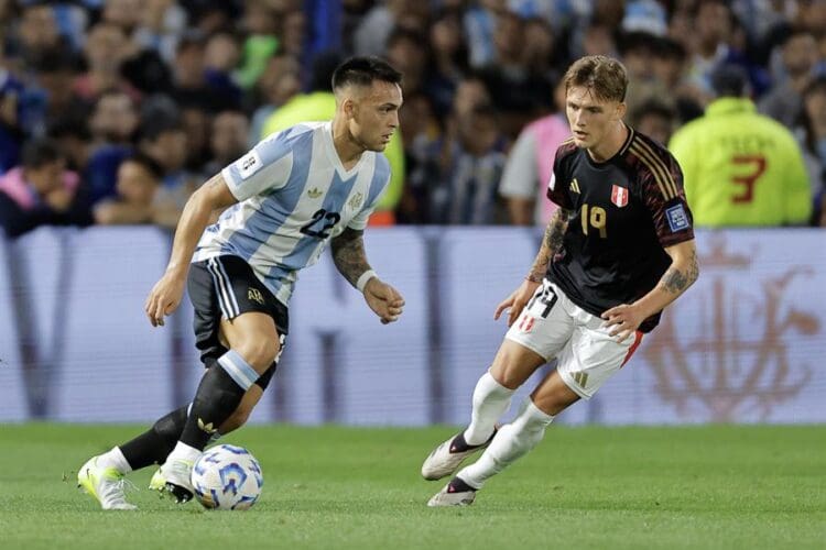 Lautaro Martínez (L) of Argentina vies the ball with Oliver Sonne of Perú, during a South American qualifying match for the 2026 World Cup between Argentina at the stadium La Bombonera in Buenos Aires, Argentina, 19 November 2024. EFE-EPA/Juan Ignacio Rocoroni