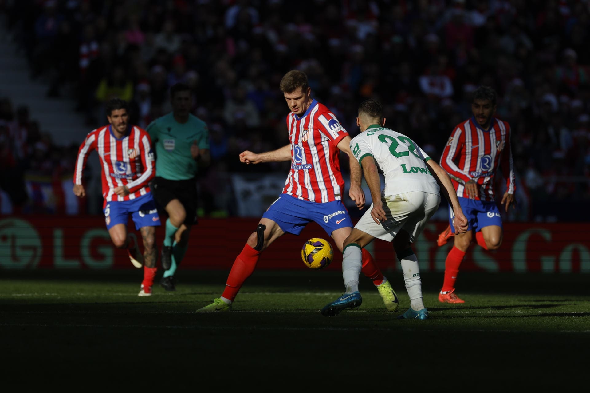 Atlético de Madrid's Norwegian striker Alexander Sørloth and Getafe's Portuguese defender Domingos Duarte during the LaLiga 17 match between Atlético de Madrid and Getafe at the Riyadh Air Metropolitano stadium on Sunday. December 15, 2024. EFE/Juanjo Martín