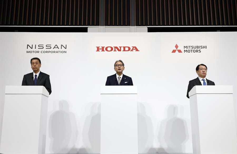 (L-R) Nissan Motor Co. President and CEO Makoto Uchida, Honda Motor Co. President Toshihiro Mibe, and Mitsubishi Motors Corp. President and CEO Takao Kato speak during a joint press conference in Tokyo, Japan, 23 December 2024. Nissan, Honda, and Mitsubishi Motors have signed a memorandum of understanding (MOU) to explore Mitsubishi Motors'Äô potential participation and synergy-sharing in the business integration outlined in a previous MOU between Nissan and Honda. (Japón, Tokio) EFE/EPA/FRANCK ROBICHON