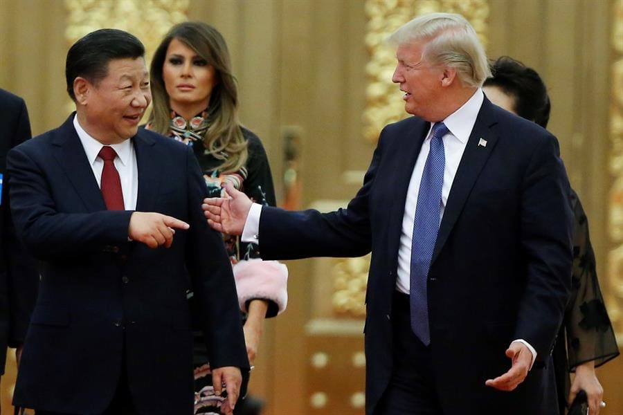 (FILE) Photo of US President Donald Trump (R) and his Chinese counterpart, Xi Jinping. EFE-EPA/Thomas Peter/Pool