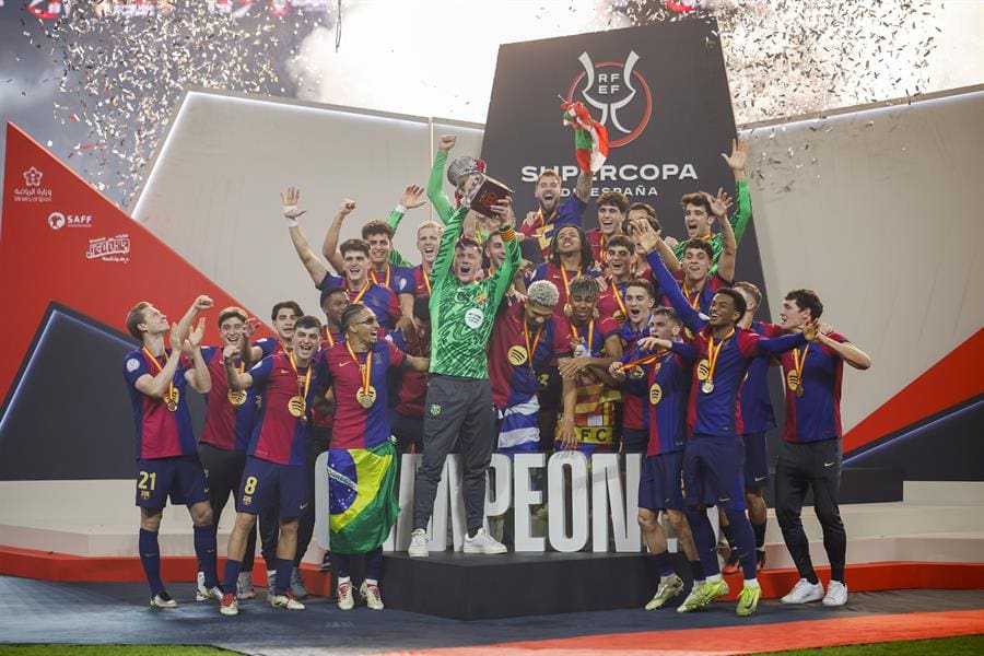 FC Barcelona's players celebrate their victory following the Spanish SuperCup final match between Real Madrid and FC Barcelona at Abdulla King's Sports Complex of Jeddah, Saudi Arabia,12 January 2025. EFE/ Alberto Estevez