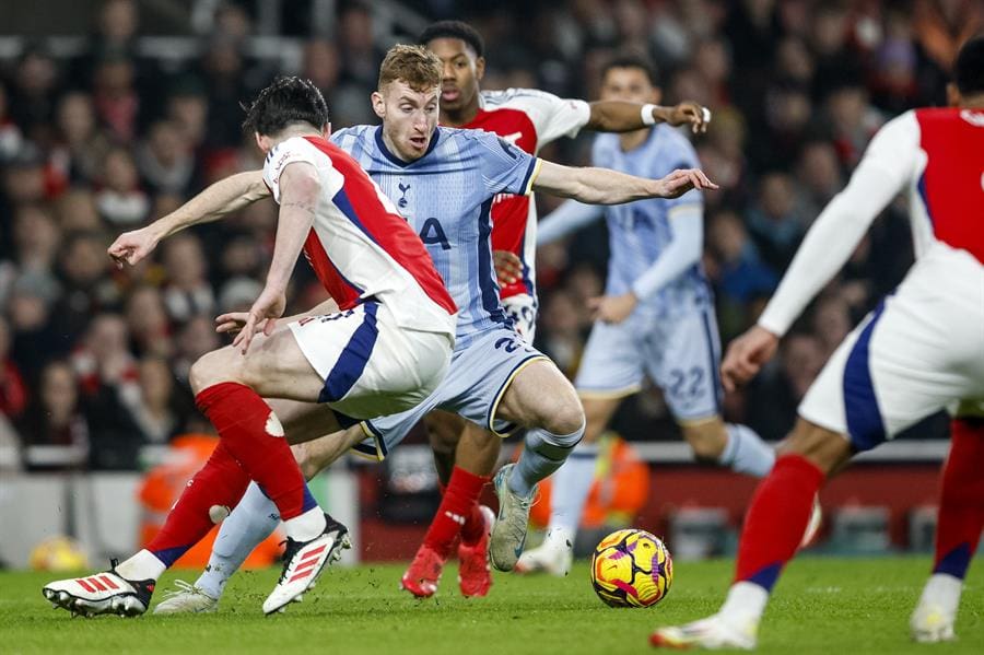 Dejan Kulusevski of Tottenham (C) in action during the English Premier League match between Arsenal FC and Tottenham Hotspur, in London, Britain, 15 January 2025. (Reino Unido, Londres) EFE/EPA/DAVID CLIFF