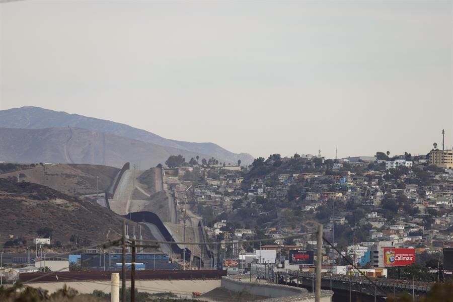 A wall divides San Diego (L) and Tijuana (R) is seen from San Diego, California, USA, 22 January 2025. EFE/EPA/CAROLINE BREHMAN