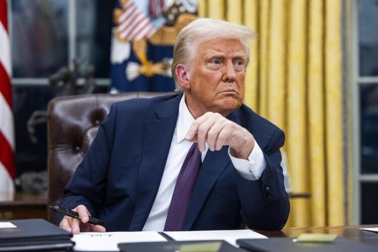 US President Donald Trump signs numerous executive orders,on the first day of his presidency in the Oval Office of the White House in Washington, DC, USA, 20 January 2025. EFE/EPA/JIM LO SCALZO / POOL