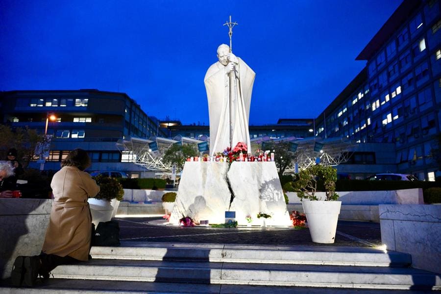 A person prays at the statue of John Paul II outside the Gemelli Hospital in Rome, Italy, 19 February 2025. EFE/EPA/ALESSANDRO DI MEO