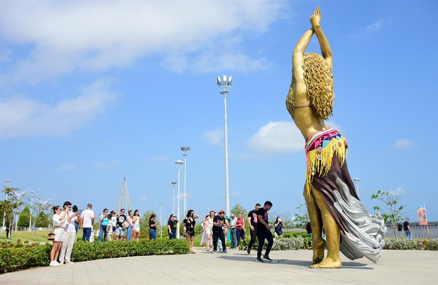Fans of Colombian singer Shakira take photos with her statue on the Gran Malecon del Rio in Barranquilla, Colombia, 20 February 2025. EFE-EPA/Aleidys Coll