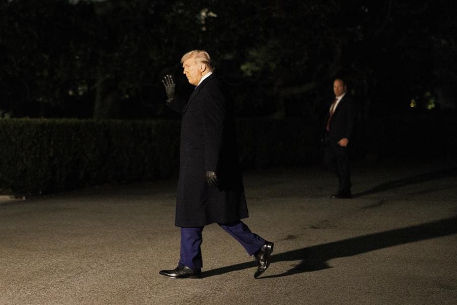 US President Donald Trump arrives back to the White House in Washington, DC, USA, 19 February 2025. EFE-EPA/AARON SCHWARTZ / POOL