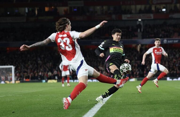 Arsenal's Riccardo Calafiori (L) and PSV’s Richard Ledezma in action during the UEFA Champions League Round of 16, 2nd leg soccer match between Arsenal and PSV in London, Britain, 12 March 2025. (Liga de Campeones, Reino Unido, Londres) EFE/EPA/ANDY RAIN