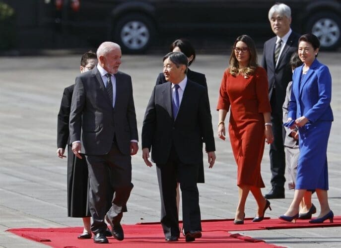 Brazilian President Luiz Inacio Lula da Silva (L) speaks with Japanese Emperor Naruhito (2-L) as they are followed by Brazilian First Lady Rosangela Lula da Silva (2-R) and Japanese Empress Masako (R) during a welcoming ceremony at the Imperial Palace in Tokyo, Japan, 25 March 2025. EFE-EPA/FRANCK ROBICHON / POOL