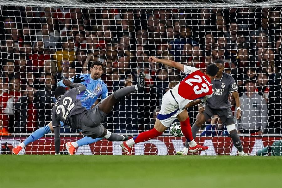 Mikel Merino of Arsenal (2-R) in action against Antonio Rudiger of Real Madrid (L) during the UEFA Champions League quarter-final 1st leg match between Arsenal FC and Real Madrid in London, Britain, 08 April 2025. (Liga de Campeones, Reino Unido, Londres) EFE/EPA/TOLGA AKMEN