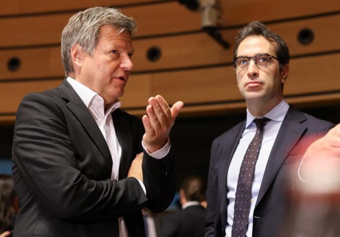 German Economy and Climate Minister Robert Habeck (L) and Spanish Minister of Economy, Trade, and Business, Carlos Cuerpo, attend an EU Trade Ministers meeting in Luxembourg City, Luxembourg, 07 April 2025. EFE-EPA/OLIVIER HOSLET