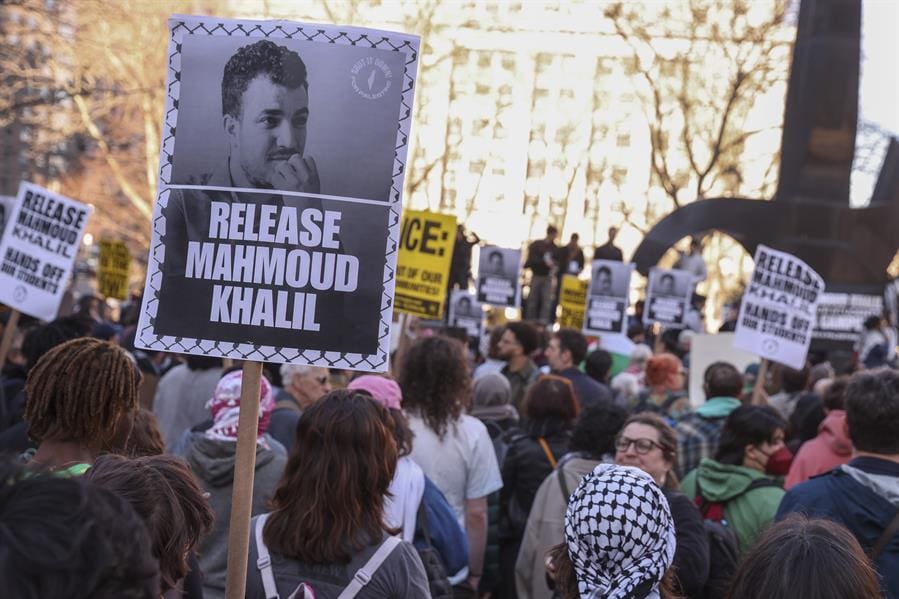 Palestinian student will be deported! Protest calling for release of Columbia graduate activist Mahmoud Khalil (FILE) People gather in Foley Square, near a US Immigration and Customs Enforcement office, to protest the recent arrest of Columbia university graduate and Palestinian activist Mahmoud Khalil in New York, New York, US, 10 March 2025. EFE/EPA/SARAH YENESEL