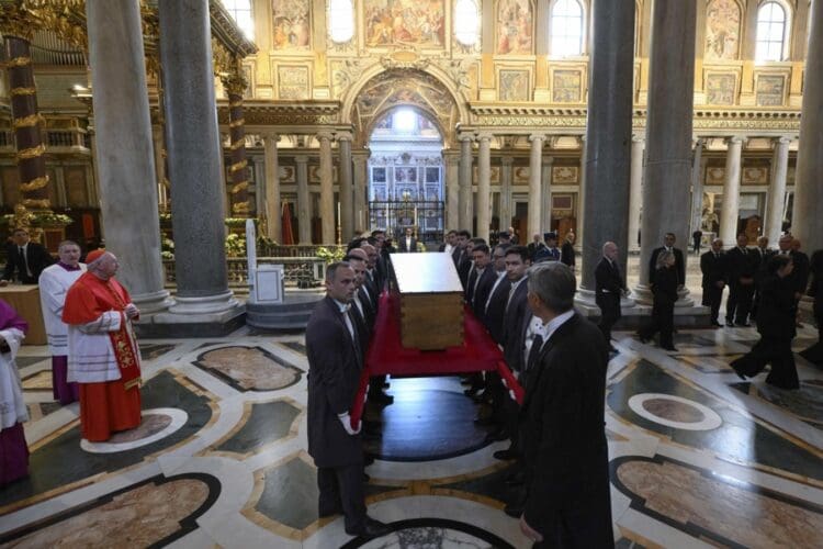 A handout picture provided by the Vatican Media shows pallbearers carrying the coffin of late Pope Francis during his burial at the Basilica of Santa Maria Maggiore in Rome, Italy, 26 April 2025. EFE/EPA/VATICAN