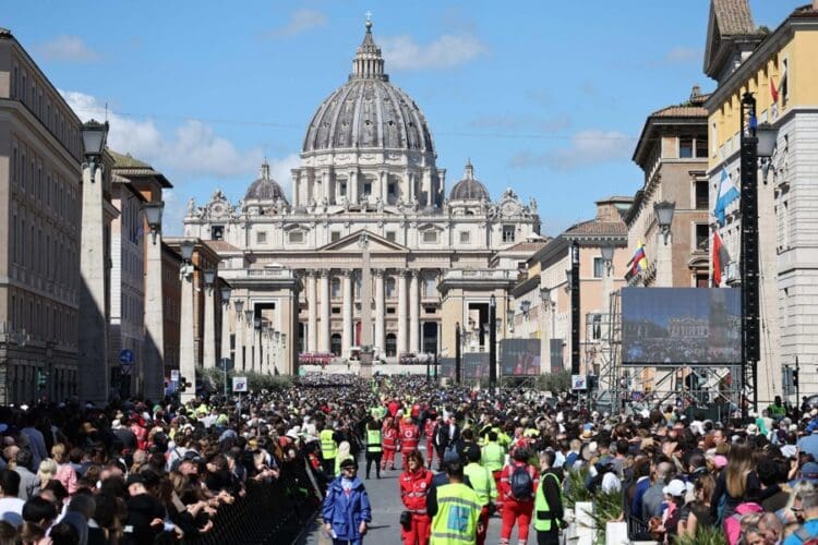 Members of the public crowd the area during the funeral of Pope Francis in Saint Peter's Square, on the parvis of Saint Peter's Basilica, in Vatican City, 26 April 2025. EFE/EPA/MASSIMO PERCOSSI