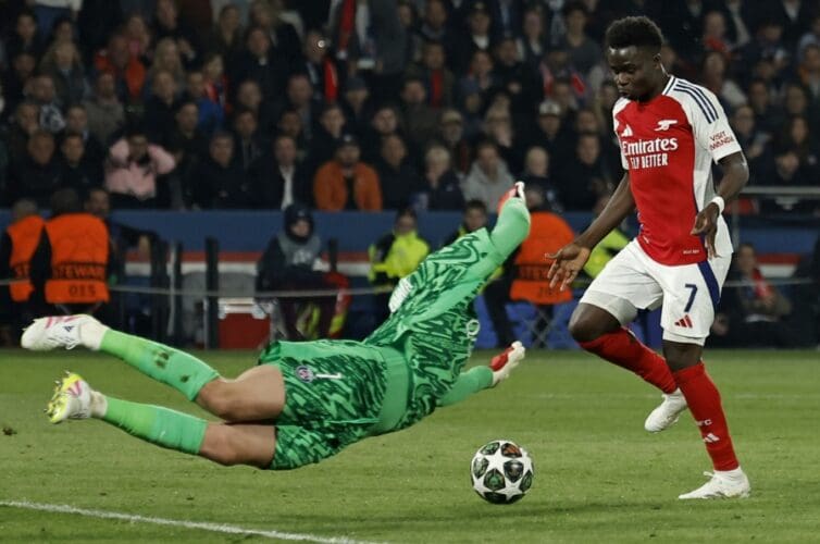 PARIS (France), 07/05/2025.- PSG goalkeeper Gianluigi Donnarumma (L) and Bukayo Saka (R) of Arsenal in action during the UEFA Champions League semi-finals 2nd leg soccer match between Paris Saint-Germain and Arsenal FC, in Paris, France, May 07, 2025. EFE/EPA/YOAN VALAT