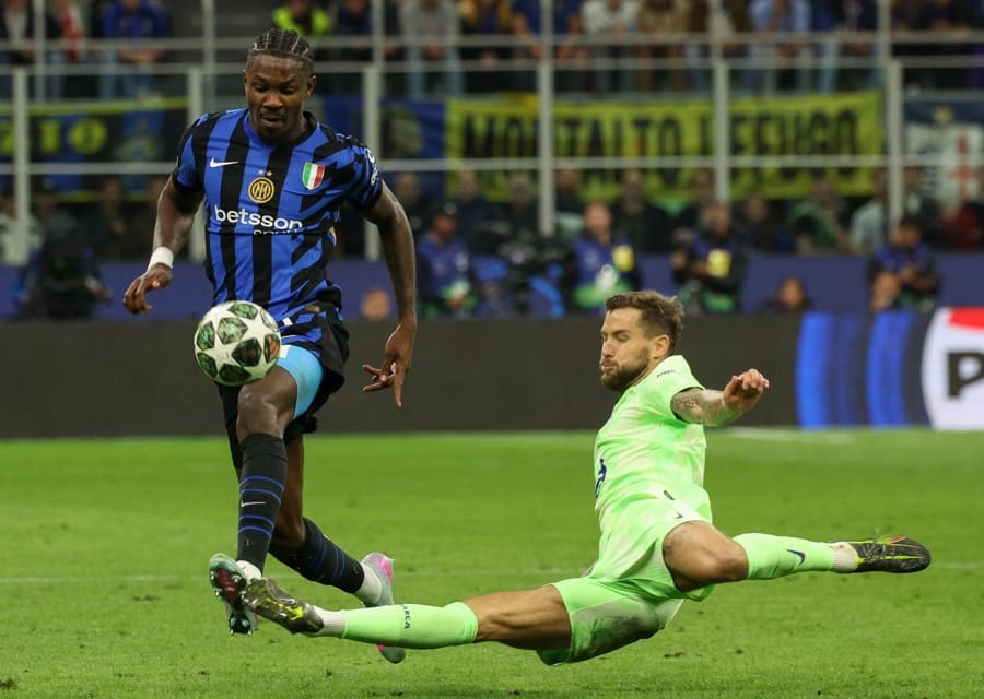 FC Inter's Marcus Thuram (L) in action against FC Barcelona's Inigo Martinez during the UEFA Champions League semifinal 2nd leg soccer match between Inter Milan and FC Barcelona, in Milan, Italy, 06 May 2025. (Liga de Campeones, Italia) EFE/EPA/ROBERTO BREGANI