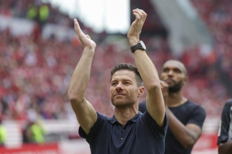 (FILE) Xabi Alonso applauds to supporters after the German Bundesliga soccer match between 1. FSV Mainz 05 and Bayer Leverkusen in Dortmund, Germany, 17 May 2025. EFE/EPA/CHRISTOPHER NEUNDORF