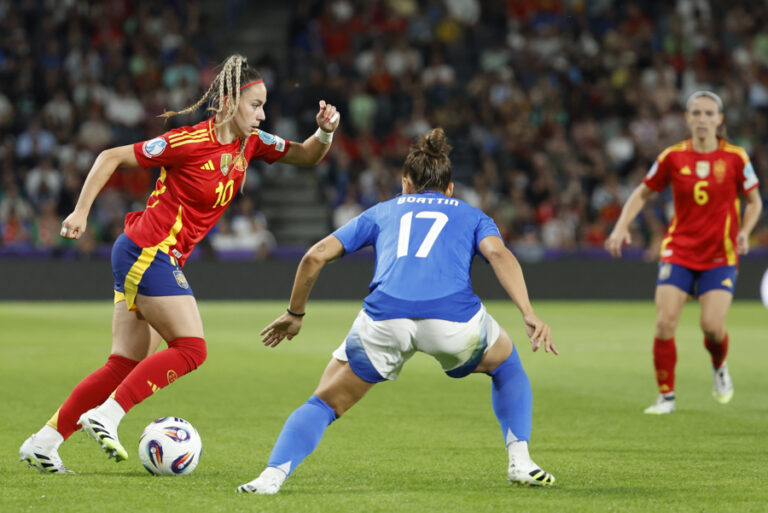 Italian defender Lisa Boattin (R) fights for the ball against Spanish forward Athenea del Castillo during the Euro 2025 Group B match between Italy and Spain at the Wankdorf Stadium in Bern, Switzerland, Jul, 11, 2025. EFE/ Ana Escobar