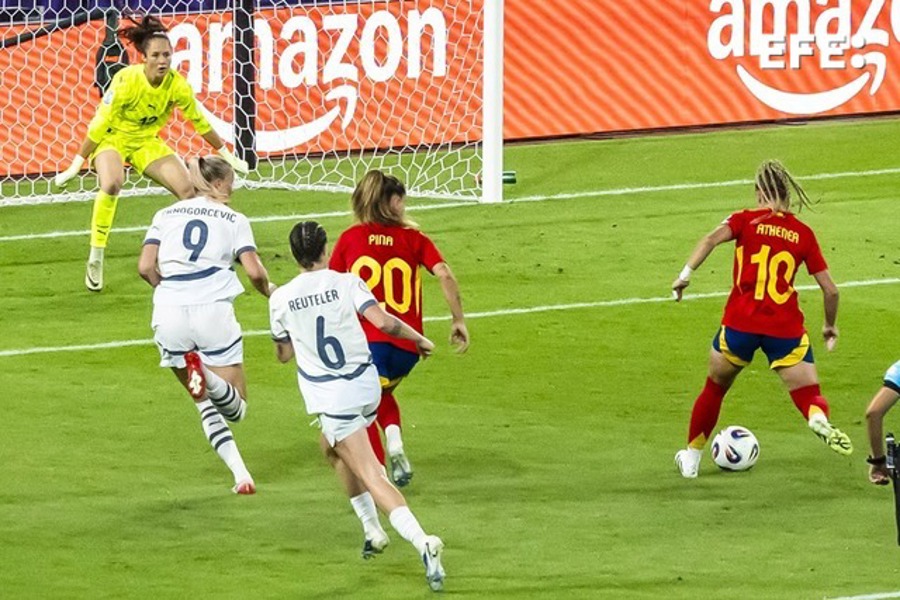 Spain's Athenea Del Castillo (R) scores the 1-0 goal against Switzerland's goalkeeper Livia Peng (L) during the UEFA Women's EURO 2025 quaterfinal soccer match between Spain and Switzerland in Bern, Switzerland, 18 July 2025. EFE/EPA/MICHAEL BUHOLZER