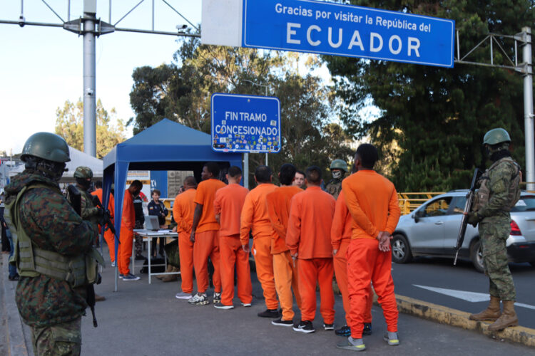 Members of the Ecuadorian Armed Forces guard Colombian inmates during their deportation process at the border crossing between Ecuador and Colombia in Rumichaca, Ecuador, 25 July 2025. EFE/ Xavier Montalvo