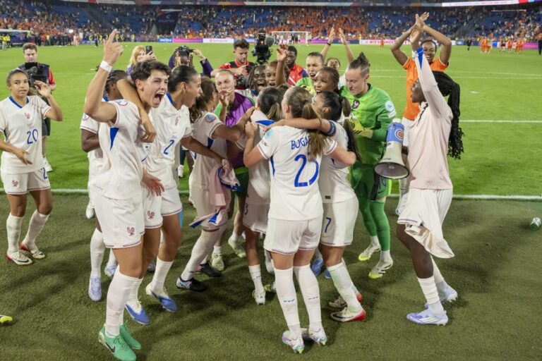 (Switzerland), 13/07/2025.- Players of France celebrate winning the UEFA Women's EURO 2025 Group D soccer match between the Netherlands and France, in Basel, Switzerland, 13 July 2025. (Francia, Países Bajos; Holanda, Suiza, Basilea) EFE/EPA/GEORGIOS KEFALAS