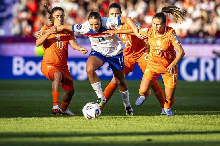 England's Grace Clinton (C) in action against Netherlands' Danielle van de Donk (L), Damaris Egurrola (2-R, partially seen), and Victoria Pelova (R) during the UEFA Women's EURO 2025 Group D soccer match between England and the Netherlands, in Zurich Switzerland, Jul. 9, 2025. EFE/EPA/MICHAEL BUHOLZER