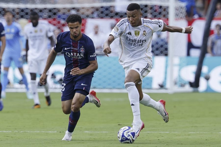 EAST RUTHERFORD (United States), 09/07/2025.- Warren Zaire-emery of PSG (L) and Kylian Mbappe of Real Madrid (R) in action during the FIFA Club World Cup 2025 match between Paris Saint-German and Real Madrid in East Rutherford, New Jersey, Jul. 09, 2025. EFE/EPA/CJ GUNTHER