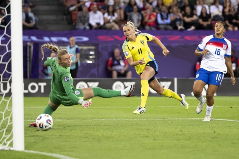 Sweden's Stina Blackstenius (C) scores the 2-0 goal against England's goalkeeper Hannah Hampton during the UEFA Women's EURO 2025 quarterfinals soccer match between Sweden and England, in Zurich, Switzerland, Jul. 17, 2025. EFE/EPA/ENNIO LEANZA