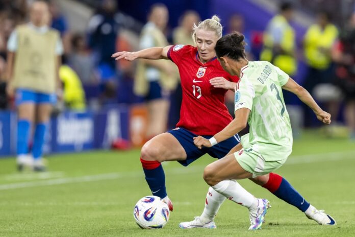 Norway's Thea Bjelde (L) in action against Italy's Lucia Di Guglielmo during the UEFA Women's EURO 2025 quarter final soccer match between Norway and Italy in Geneva, Switzerland, Jul. 16, 2025. EFE/EPA/MARTIAL TREZZINI