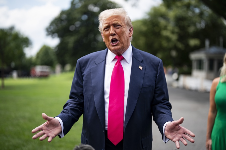 US President Donald Trump responds to questions from the news media as he walks to Marine One on the South Lawn of the White House in Washington, DC, US, 15 July 2025. EFE/EPA/AL DRAGO / POOL